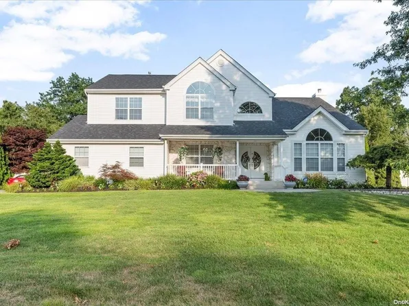10 Weeping Cherry Lane, Commack, NY 11725