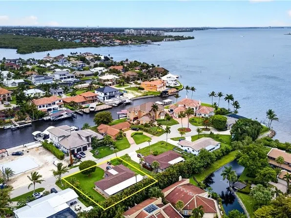 833 N Town And River Dr, Fort Myers, FL 33919