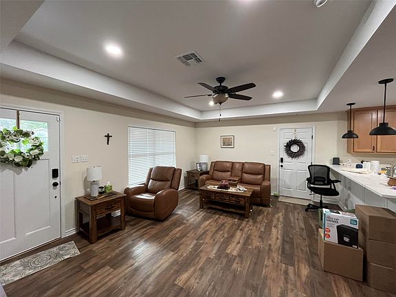 4th image of 200 S Ross Ave