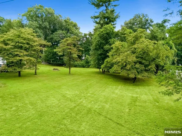 6 Schubert Ln, Paramus, NJ 07652