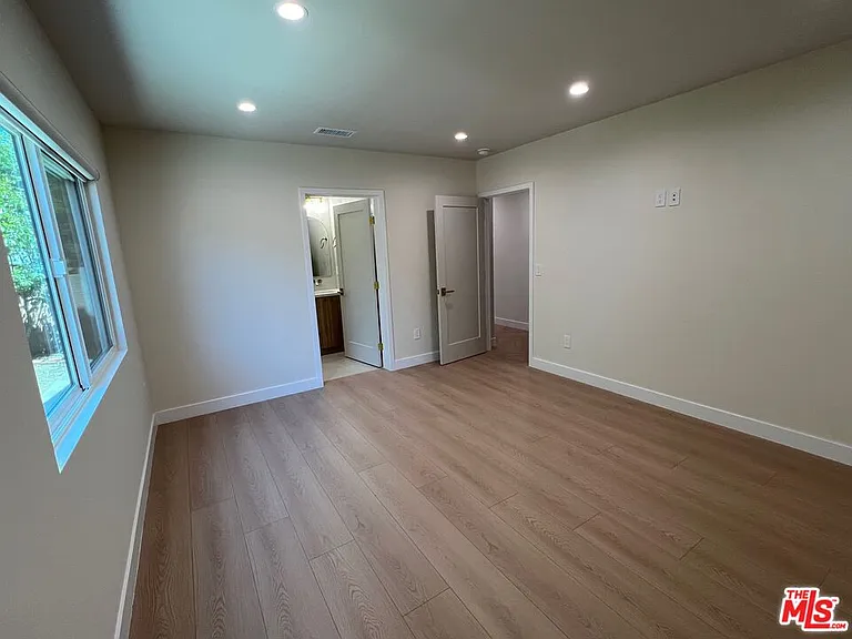 13338 Magnolia Blvd — Photo 44