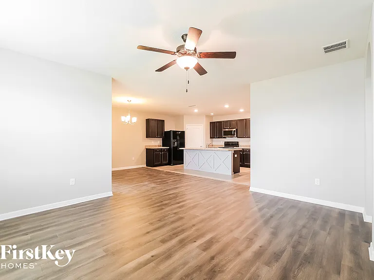 211 Bella Dr — Photo 3