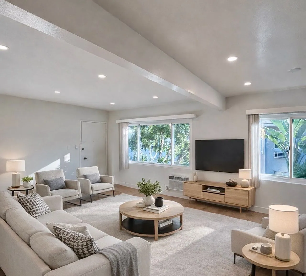Bright & Spacious Renovated Apartments Prime West Hollywood Location — Photo 3