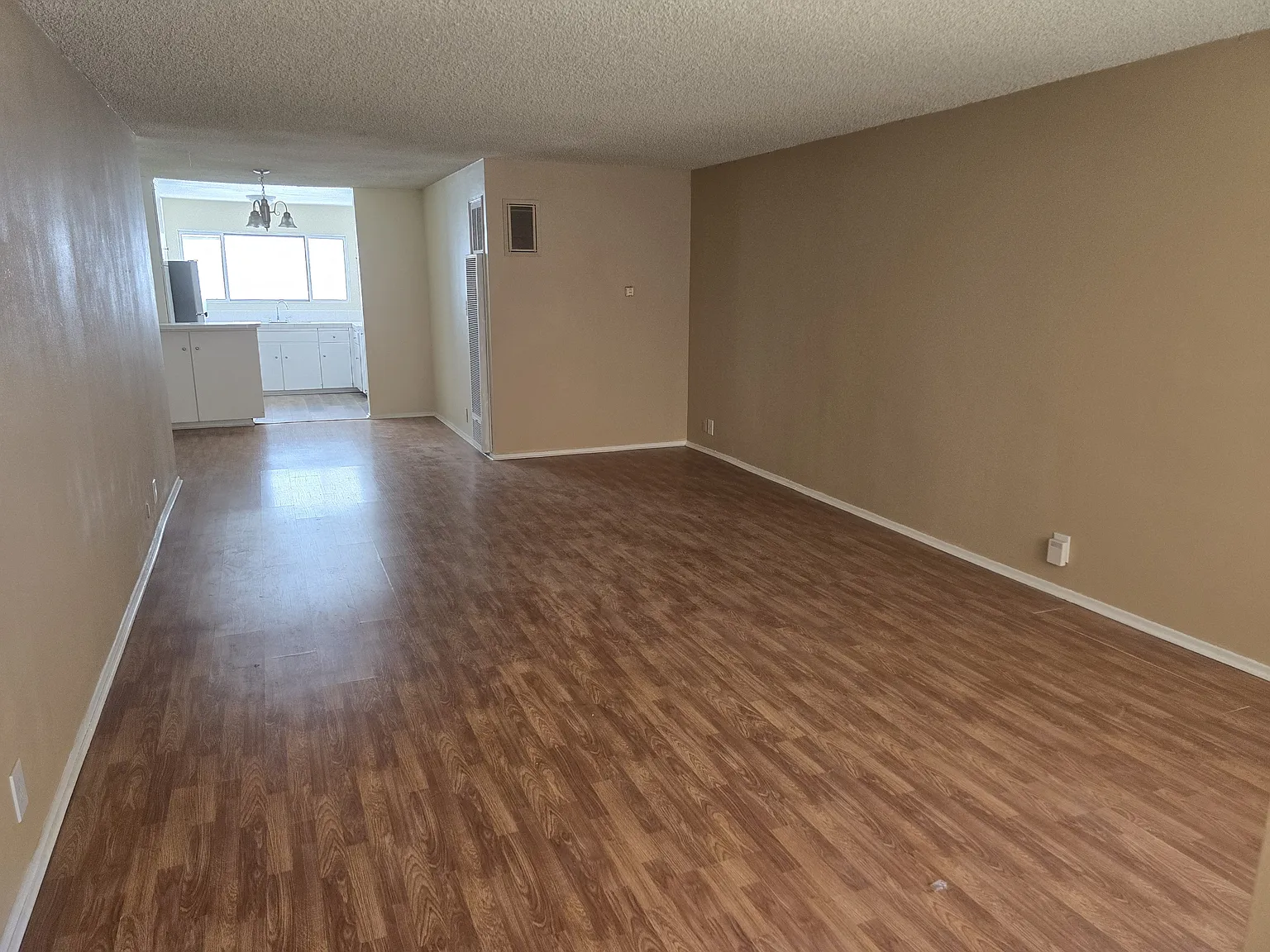 1 bed, 800 sqft, $2,100 — Photo 3