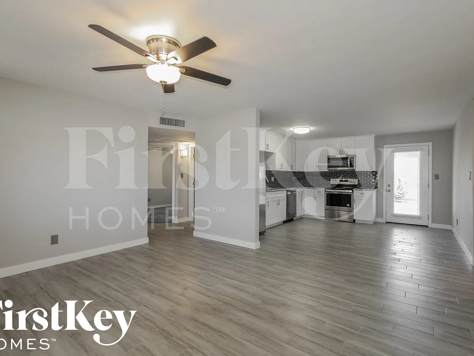 3 bed, 2.0 bath, 1358 sqft, $2,465 — Photo 4