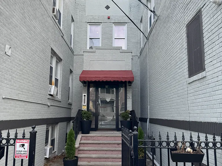 102 Genessee Ave — Photo 23