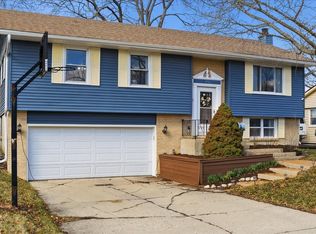 394 Northgate Rd, Lindenhurst, IL 60046