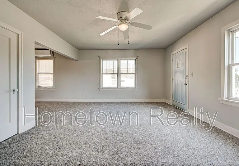 527 W Dill St — Photo 6
