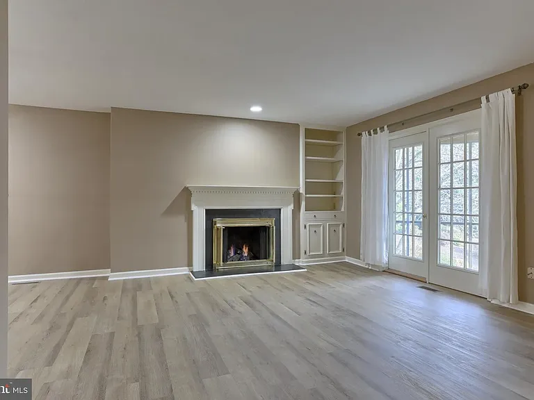 1127 Wicklow Ct — Photo 9