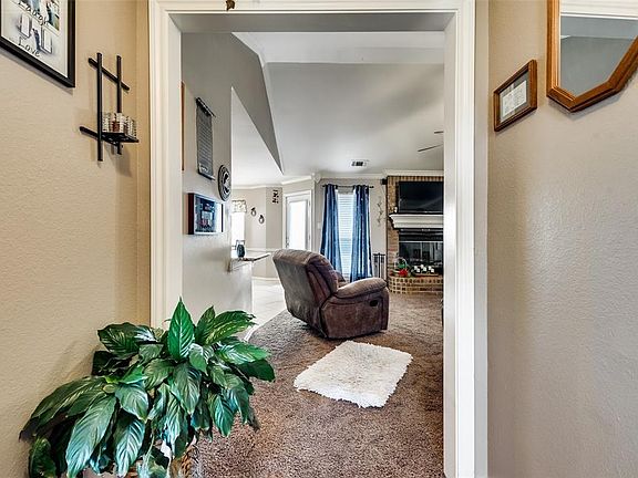 3rd image of 1001 Oak Hollow Ln