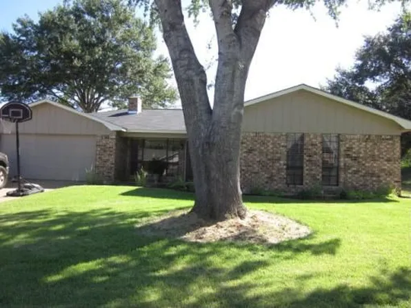 402 Lelia St, Palestine, TX 75803