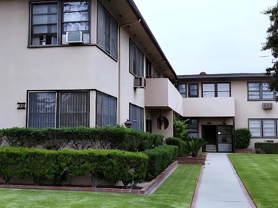 1st image of 823 W Huntington Dr