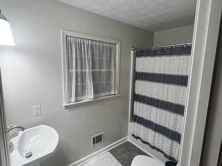 527 University Cir — Photo 13
