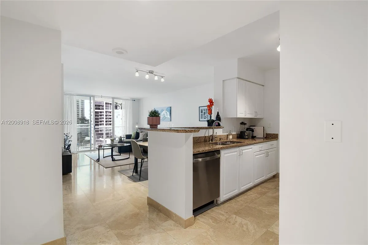 Building Photo - 1155 S Brickell Bay Dr #805