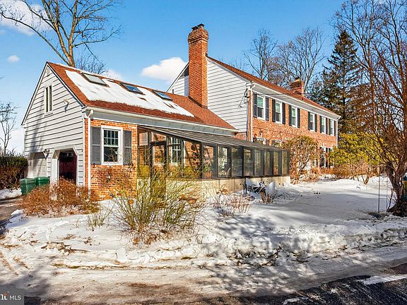 4th image of 9 Fox Chase Rd