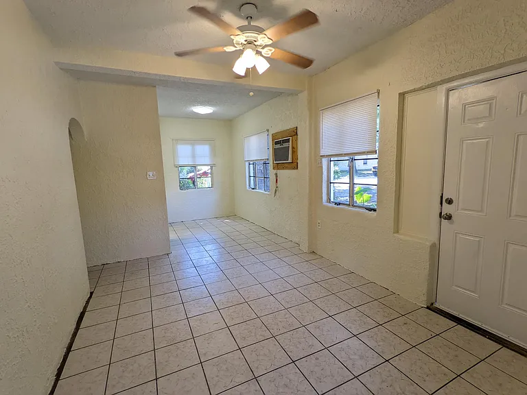 1005 Plaza St — Photo 2