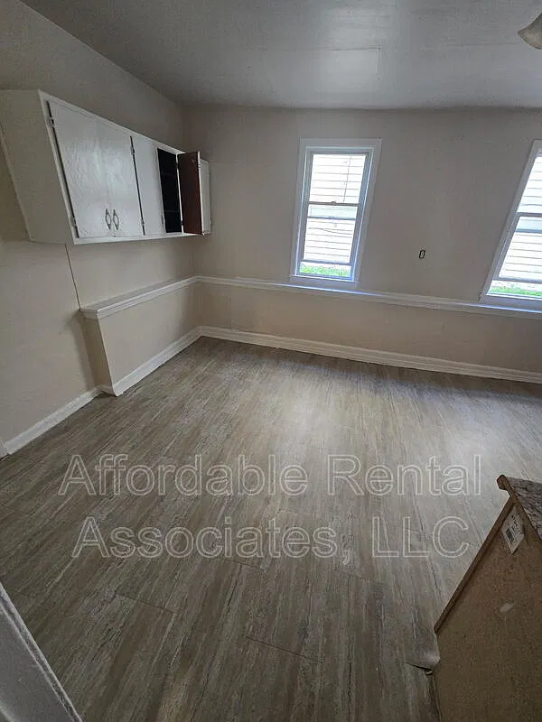 2 bed, 1.0 bath, $998 — Photo 3