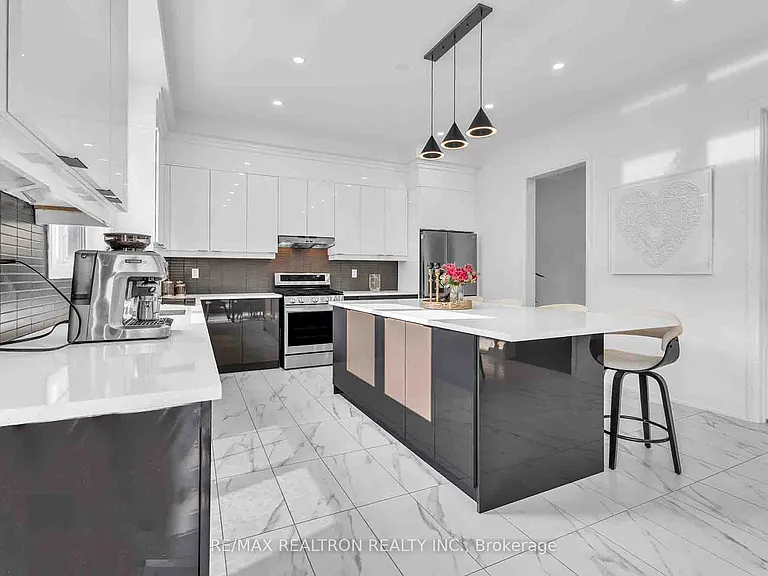 32 Bellflower Cres — Photo 13