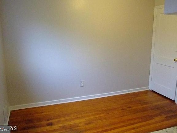 4th image of 2211 Sweetbriar Dr