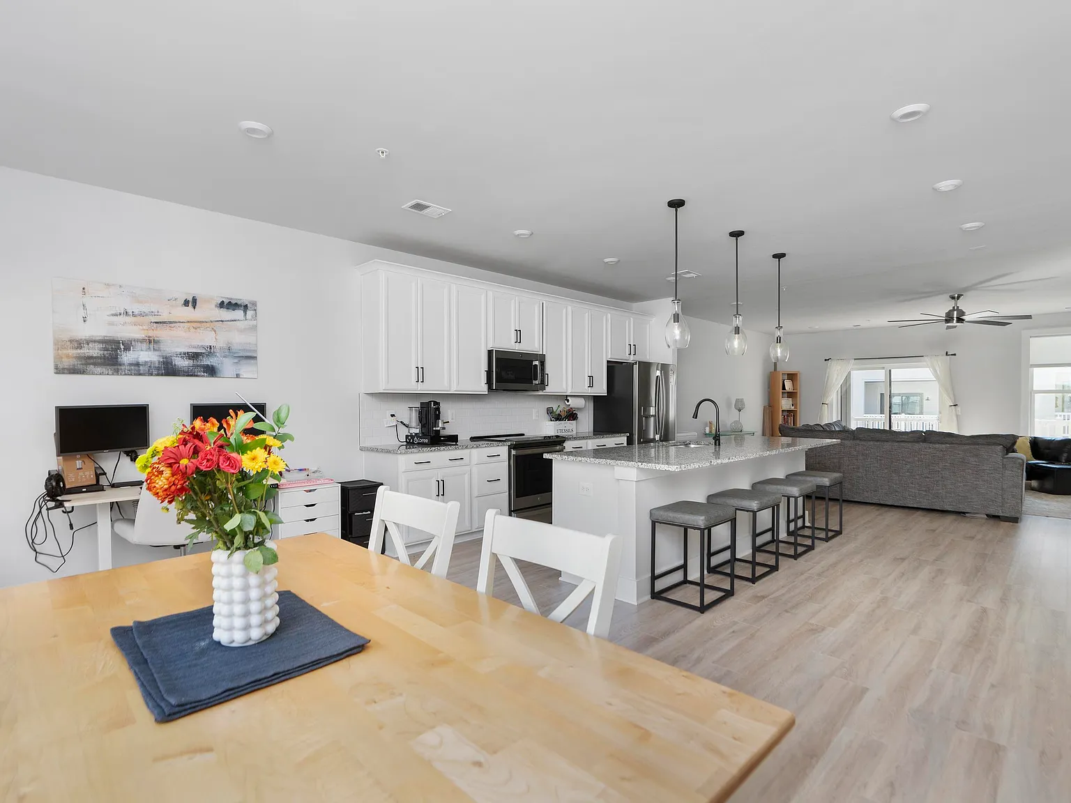 3 bed, 2.5 bath, 2451 sqft, $3,200 — Photo 4