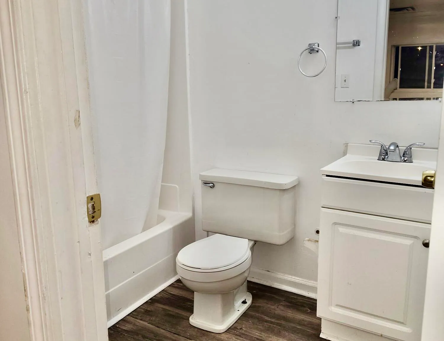 1 bed, 1.0 bath, 650 sqft, $900 — Photo 2
