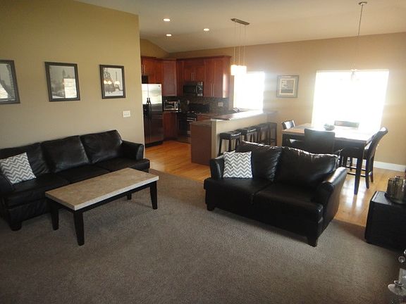 4th image of 490 Carlyle Dr