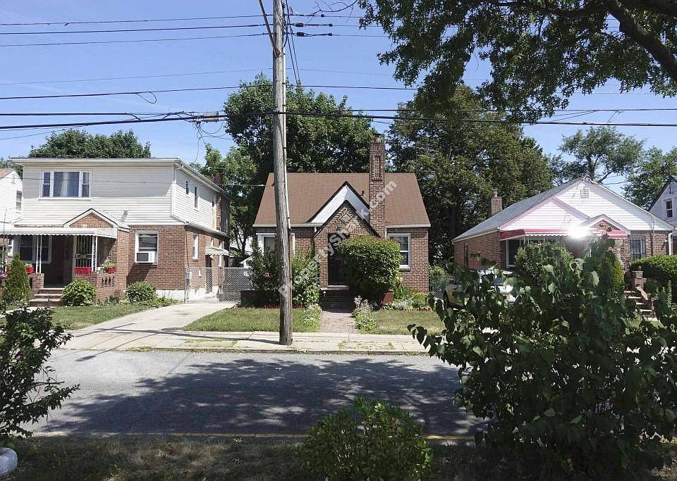 2nd image of 223-15 114th Rd