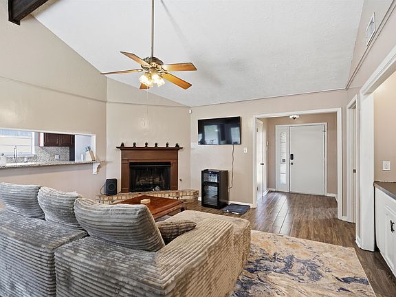 3rd image of 1413 S Meadow Ln