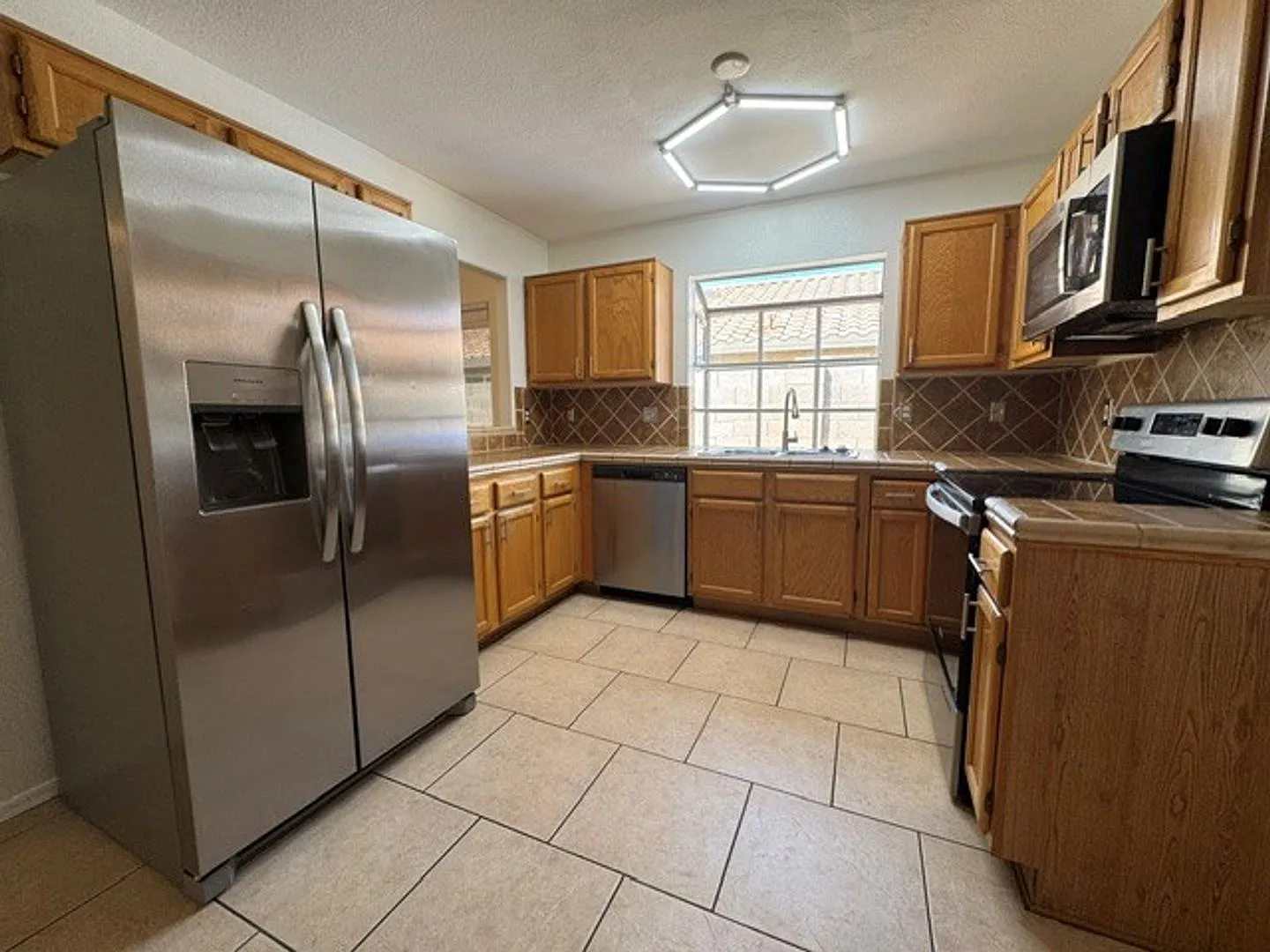 **Excellent 2 Bedroom/2 Bathroom Home With Mountain Views (Ray Rd & Ranch Cir)** — Photo 2