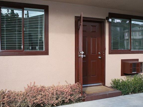 2nd image of 2527 Elm Ave APT B