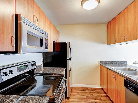 5th image of 13732 NE 12th St APT 202