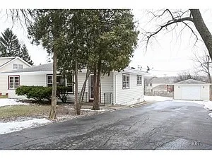 435 Village Rd photo 1