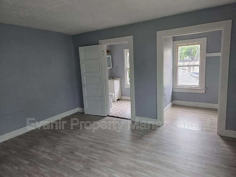 2 bed, 1.0 bath, $750 — Photo 3