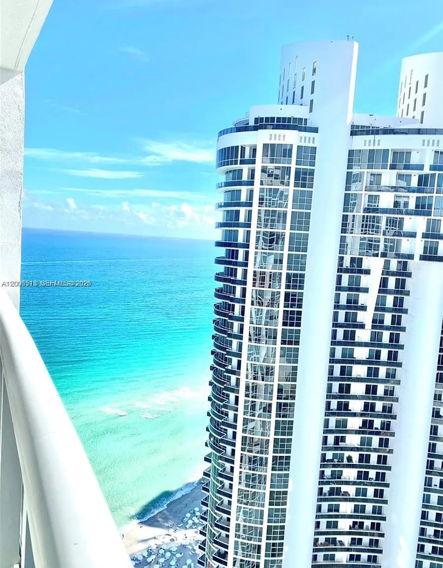 Trump Royale Condo — Photo 2