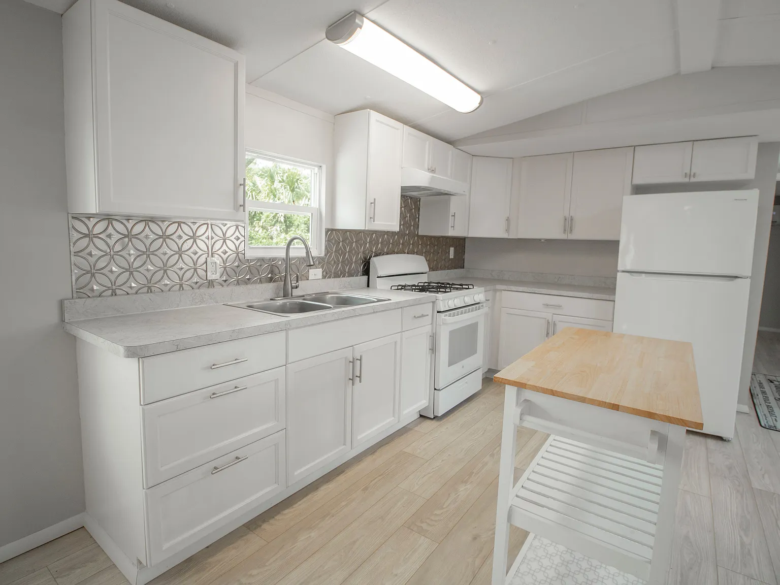 2 bed, 728 sqft, $2,000 — Photo 3