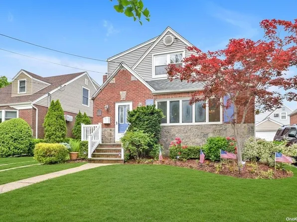 15 Fernwood Terrace N, Stewart Manor, NY 11530