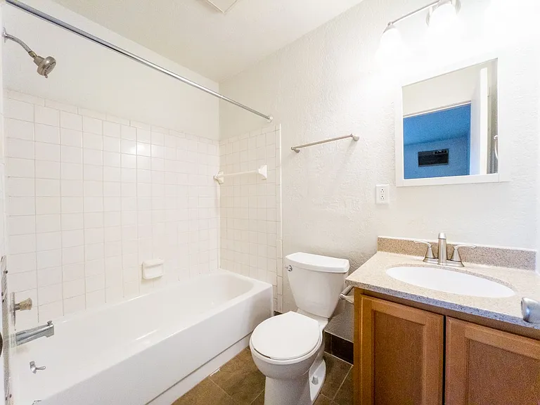 905 N Oak St — Photo 3