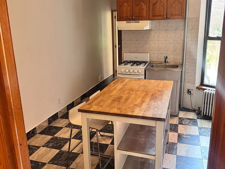 129 Guernsey St #1R — Photo 2