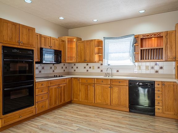 4th image of 10 E Walnut St