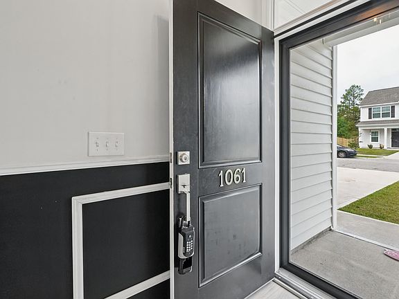 3rd image of 1061 Ashcroft Cir