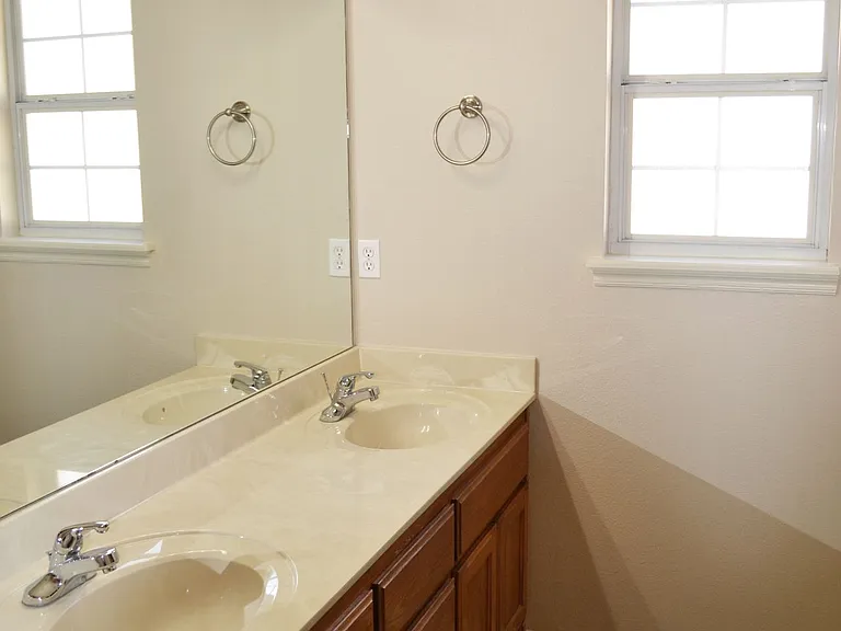 Sydney Court Townhomes — Photo 13