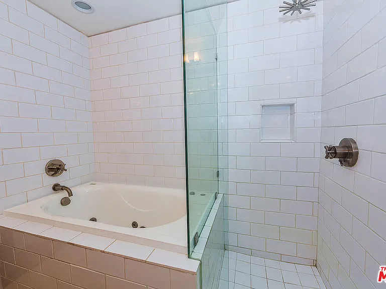 1037 N Vista St #301 — Photo 11