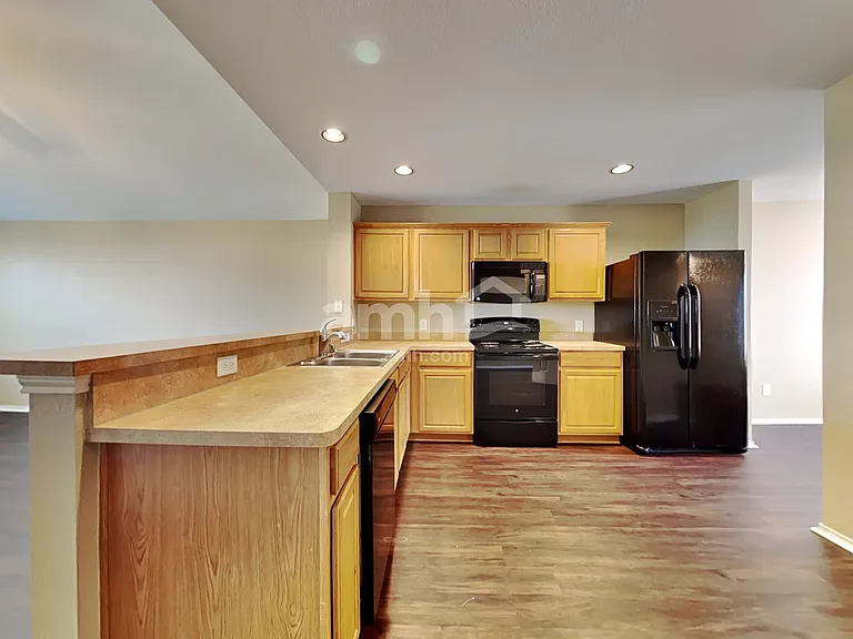 925 Hawthorne Rd — Photo 3