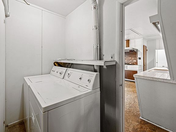 5th image of 1206 Helmen Dr