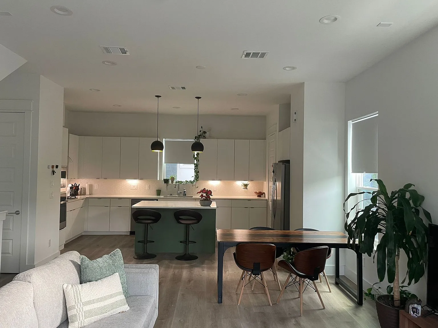 3 bed, 3.5 bath, 1999 sqft, $2,650 — Photo 2