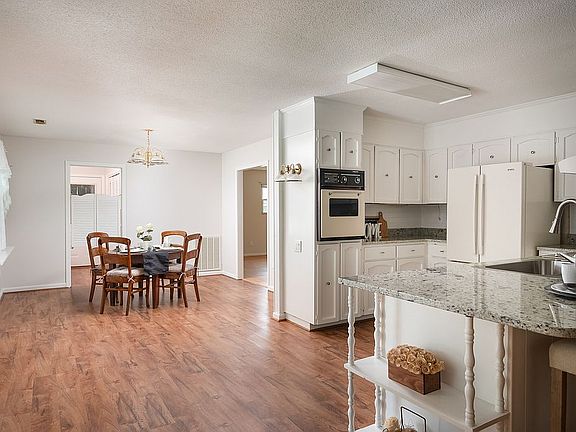 5th image of 136 Brook Dr NW