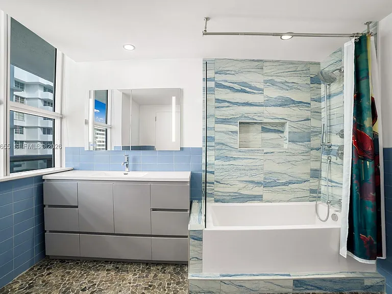 5801 Collins Ave #1200 — Photo 37