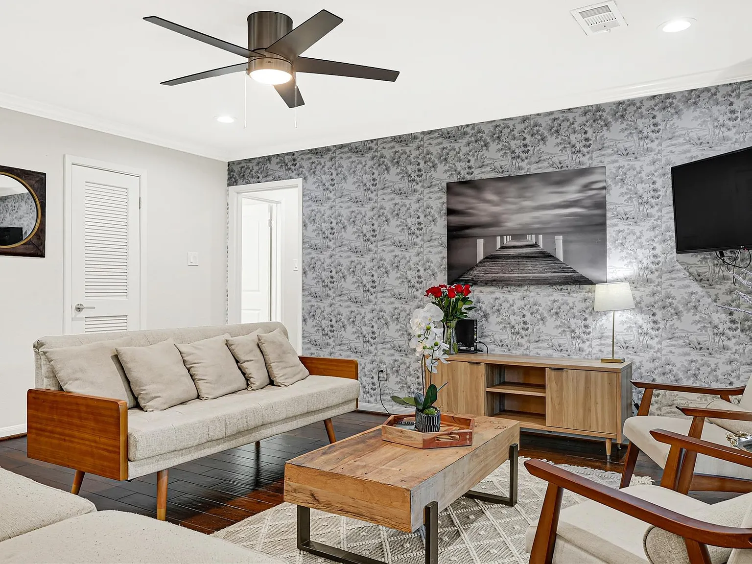 3 bed, 2.0 bath, 1764 sqft, $4,000 — Photo 3
