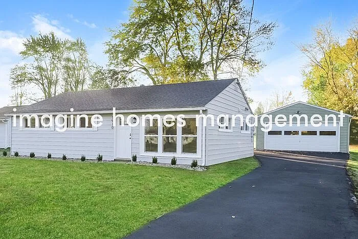 3 bed, 1.0 bath, 988 sqft, $1,750 — Photo 3