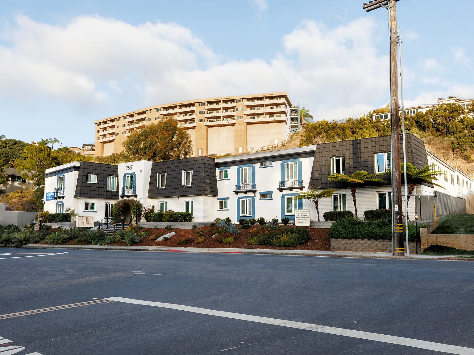 Monterey Villa Apartments — Photo 3